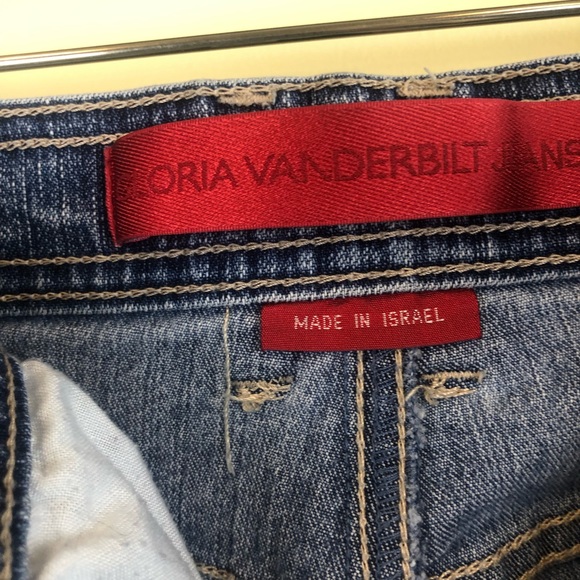 Gloria Vanderbilt - Picture 8 of 8